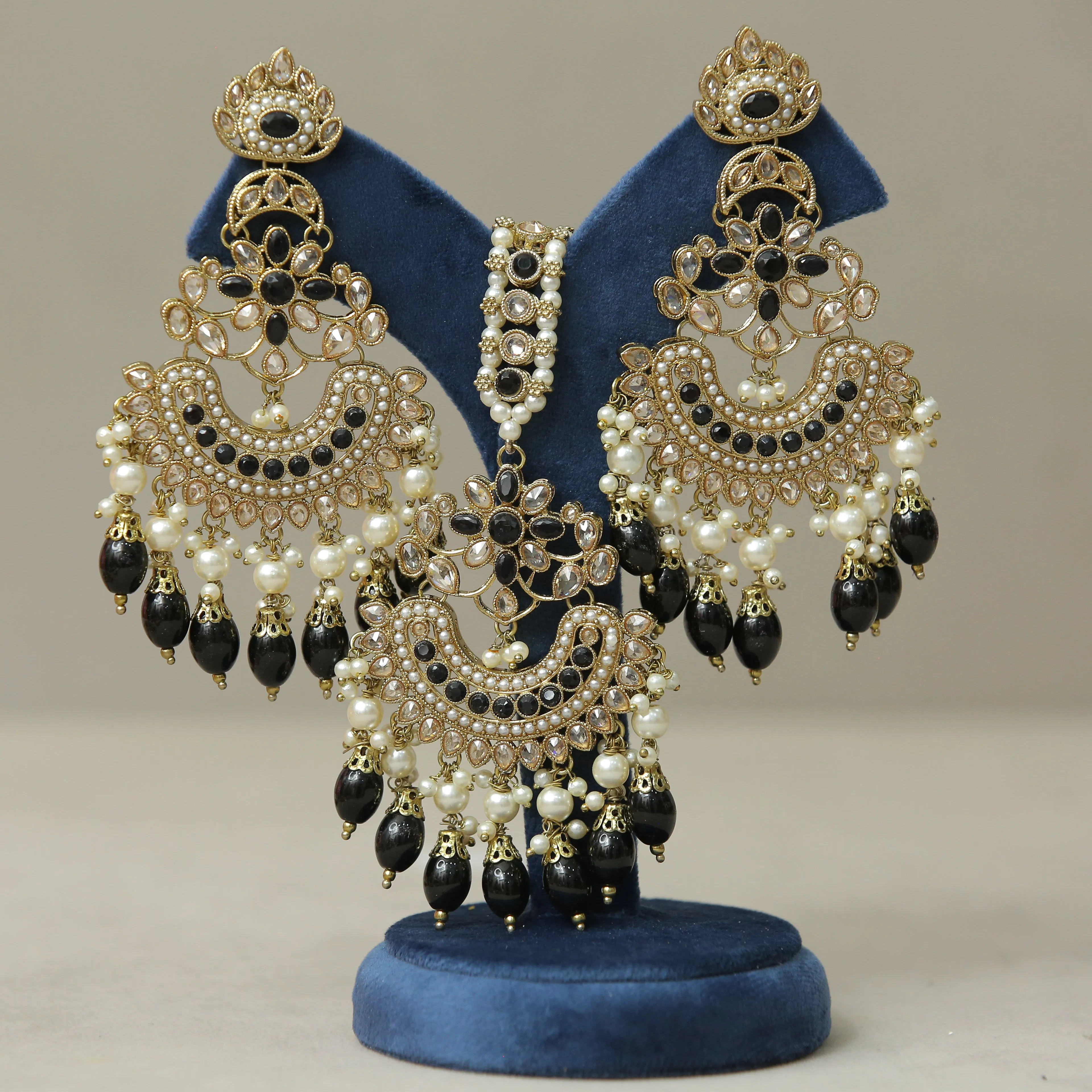 Anavi Polki Earrings And Tikka