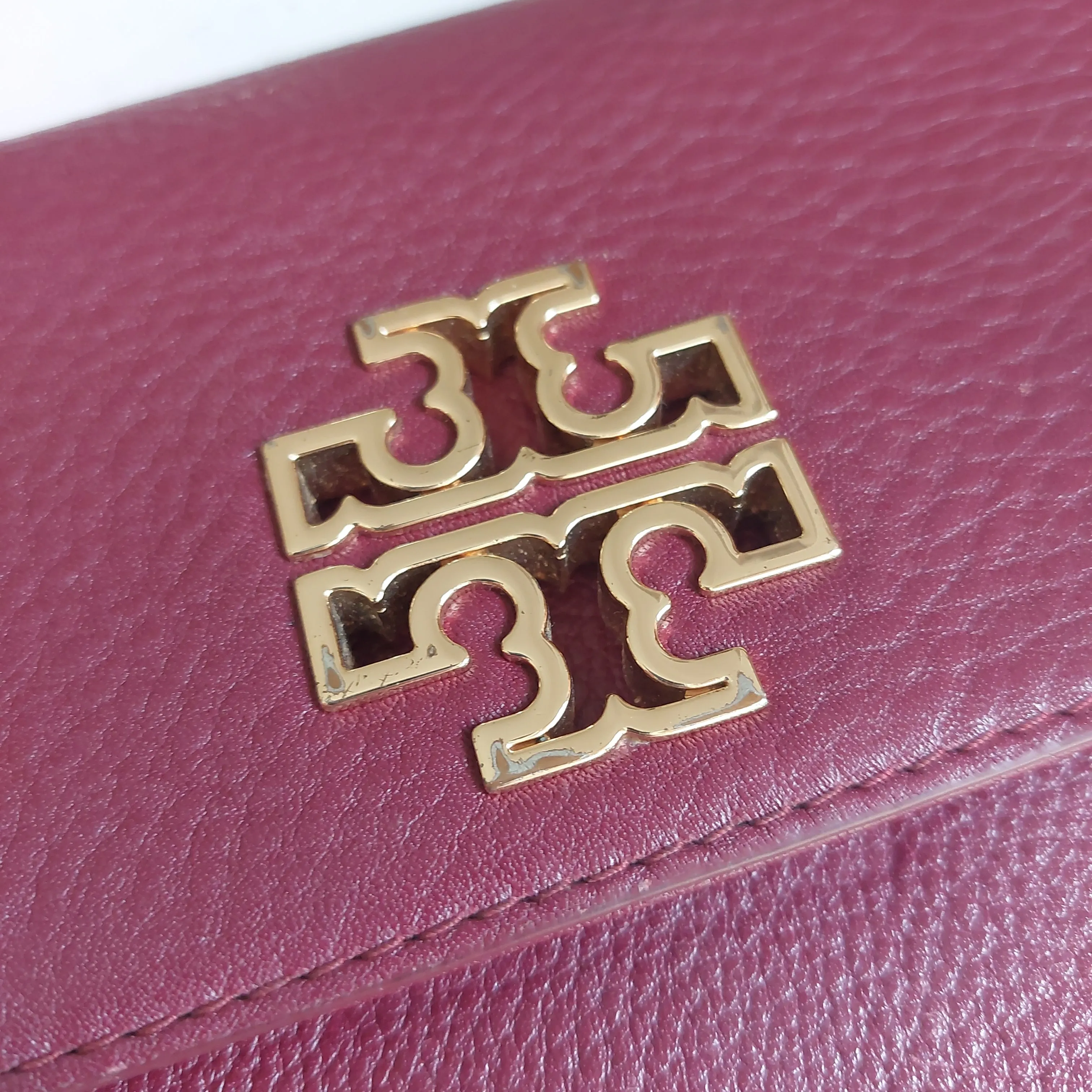 Tory Burch Maroon Leather Britten Wallet-on-Chain | Pre Loved |